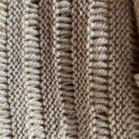 вълнен шал цвят бежов  плетен на една кука дълж 1.37 см, снимка 4 - Шалове - 44124833