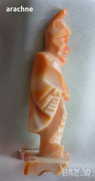 Фигура на Ацтекски жрец от черупка на червен фехтовален охлюв, снимка 1