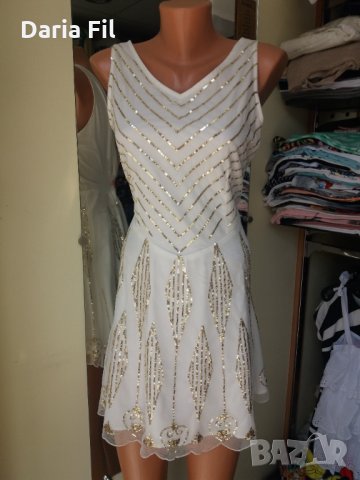 Бяла рокля със златисти пайети и отворен гръб 