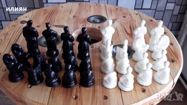 Пластмасови фигури за шах имат забележки и липси, на бялите липсва царя и на една пешка няма глава, , снимка 2 - Шах и табла - 36741201