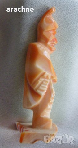 Фигура на Ацтекски жрец от черупка на червен фехтовален охлюв, снимка 1