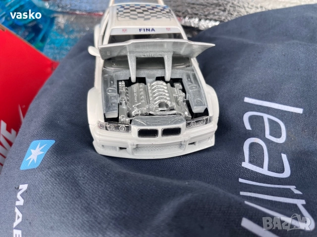 BMW M3 1:24 Burago Italy, снимка 8 - Колекции - 52833901