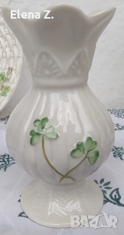 Малка красива вазичка на Belleek с ръчно рисувани детелинки, снимка 2 - Декорация за дома - 52505508