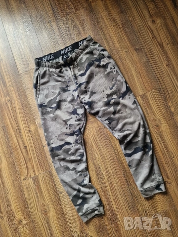 Страхотно мъжко камуфлажна долнище NIKE размер L, снимка 2 - Спортни дрехи, екипи - 53394792