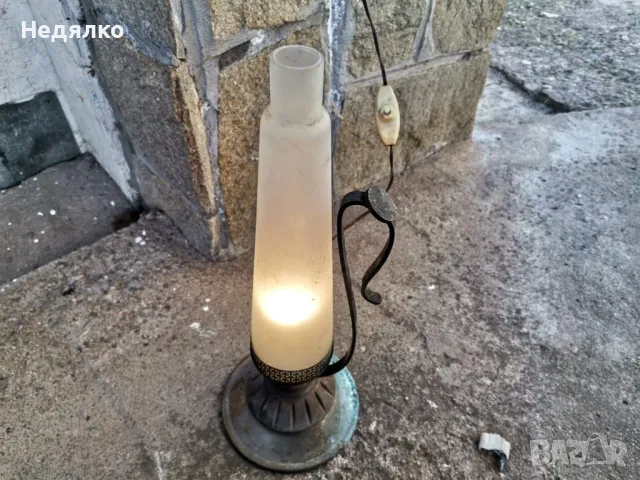 Стара бронзова електрическа лампа,работеща 