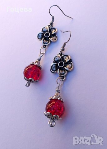Красиви дълги обеци в цвят Сребро с цветя и рубинено-червени кракъл мъниста , снимка 1 - Обеци - 27460091