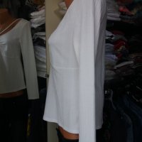 Бяла блуза от еластично трико с ефектно деколте , снимка 2 - Тениски - 43262340
