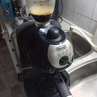 Кафемашина Делонги с ръкохватка с крема диск, работи отлично и прави хубаво кафе с каймак , снимка 2 - Кафемашини - 43129686