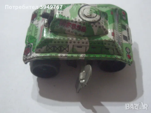 Старо малко танкче с ключе за навиване.