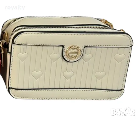 Стилна дамска чанта с релефни сърца и златисти акценти, снимка 3 - Чанти - 49003423