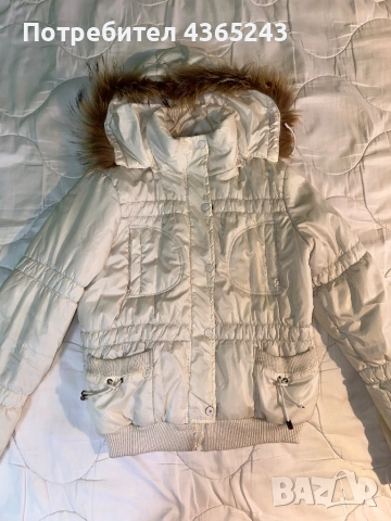 Дамско бяло зимно яке с качулк от естествен косъм 
