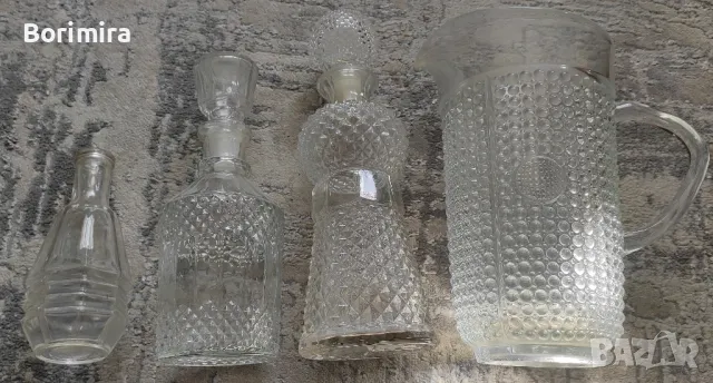 Стъклени гарафи и кана за вино