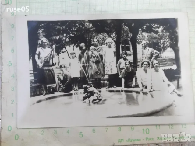 Снимка стара на група младежи пред шадравана