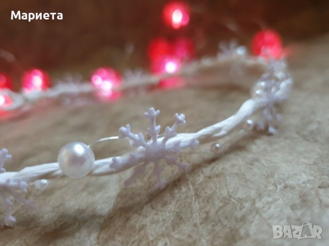 Бял нежен коледен венец за глава с бели снежинки и перлички  Ръчна Изработка Венче за глава , снимка 7 - Аксесоари за коса - 38462974