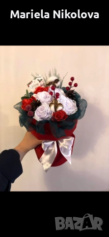 Коледен букет със сатенени рози