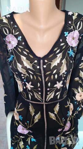 Рокля с бродирани цветя