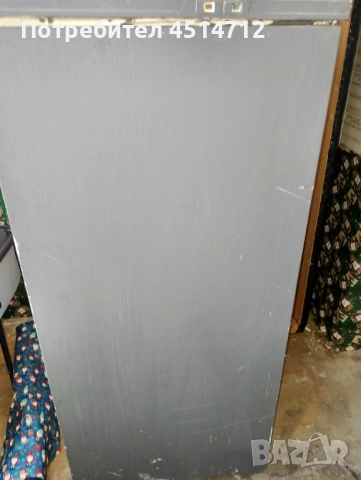 Голям,работещ хладилник 