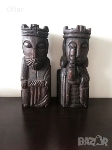 Много красиви фигури на цар и царица от дърво. 