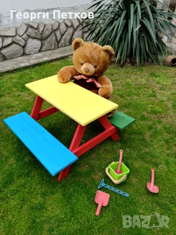 Градинска детска масичка с пейки, цветна.