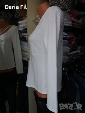 Бяла блуза от еластично трико с ефектно деколте , снимка 2 - Тениски - 43262340