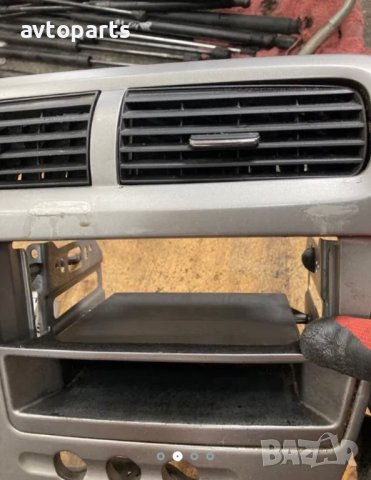 Honda civic 2004година Централна конзола с шкафче и духалки, снимка 2 - Части - 40469769