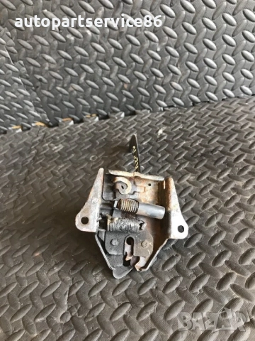 Заключване за защипване на преден капак за KIA Sorento 2.5 CRDi (2003-2007)