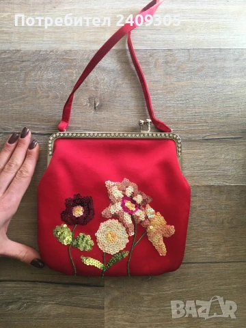 Дамски чанти, кожена 15 € , червена сатенена Sısley 25€, снимка 3 - Чанти - 53257040