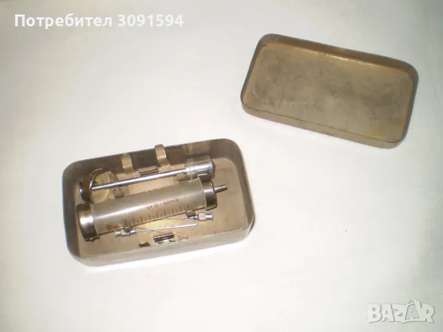 Стара стъклена спринцовка MADE IN GERMANY 10 мл." в метална кутия и игли