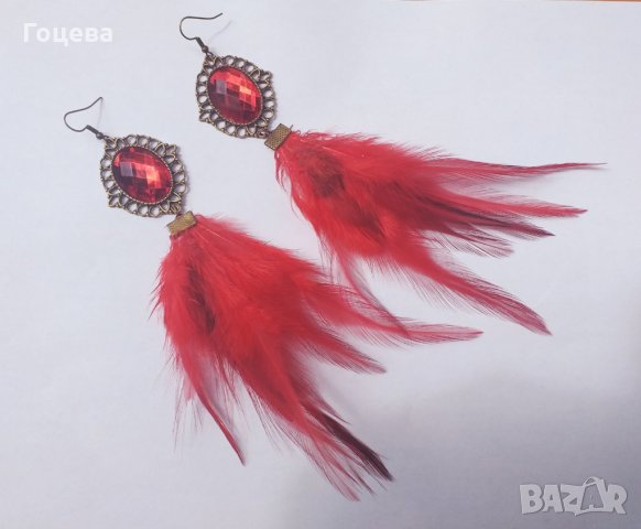 Разкошните червени обеци с бронзов медальон с червен кабошон в Античен стил и красиви червени пера !, снимка 1