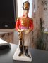 старинна порцеланова статуетка - английски войник, снимка 1 - Колекции - 40001433