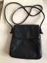 малка черна дамска чанта естествена кожа много мека