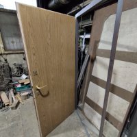 Метална входна врата с каса от Панелен апартамент - лява 85,5/194,5см, снимка 1 - Дограми - 39521260