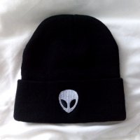 Зимна шапка с извънземно, снимка 1 - Шапки - 32855517