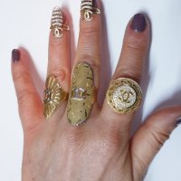 Златни нокти и дамски пръстени