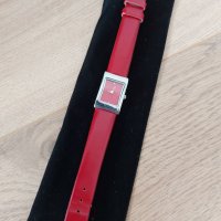 Дамски часовник с червена каишка и камъчета Сваровски на циферблата, снимка 1 - Дамски - 38577182