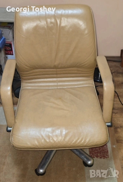 Продавам офис кожен стол люлеещ механизъм,кафяв цвят., снимка 1