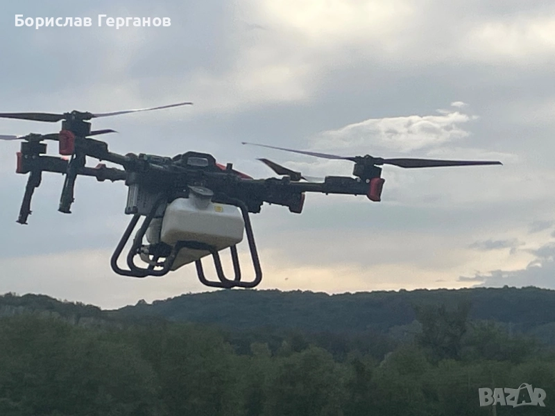 Пръскане със селскостопански дрон, снимка 1