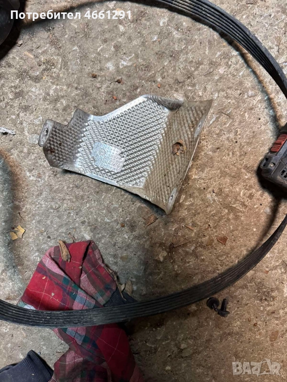 Предпазна топлоизолираща на дясна помпа Ауди Audi A8 D4 H4 6.3 W12 500ps. само за 40лв. 4H0131783E, снимка 1