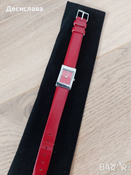 Дамски часовник с червена каишка и камъчета Сваровски на циферблата, снимка 1