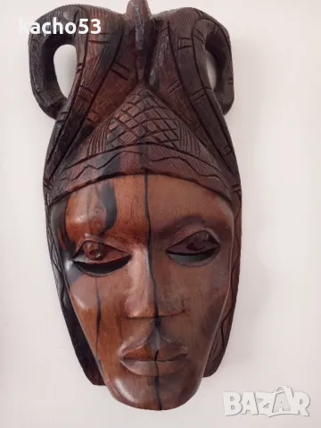 Африканска маска от кафяв абанос.