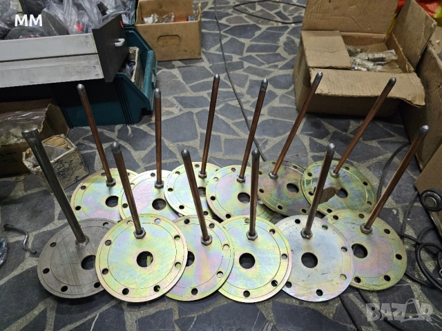 Поцинкован кръгъл фланец с 1 медна тръба за термосонда. 