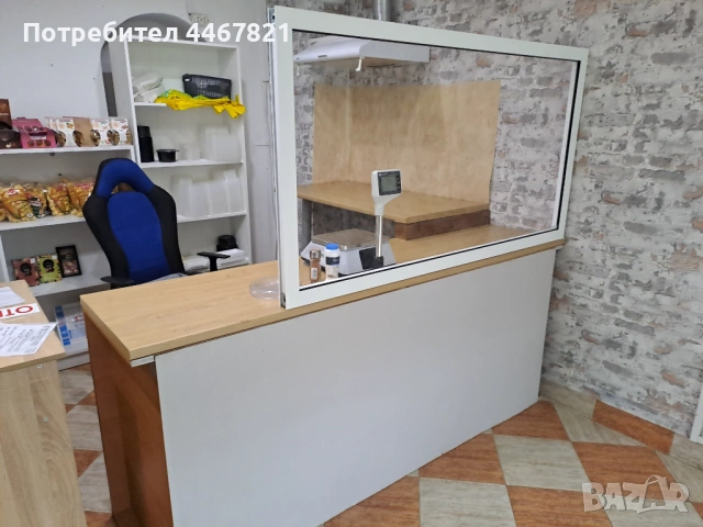 Продавам щанд с готварски дървен плот и витрина