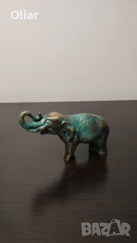 Много красива и различна статуетка на слон от бронз. 