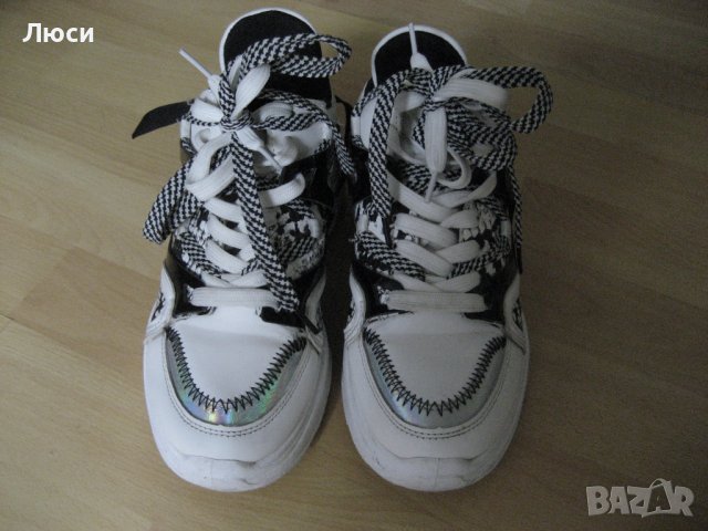 бели сникърси и кецове 