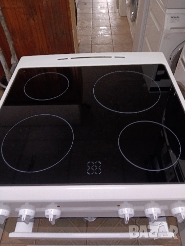 Като нова свободно стояща печка с керамичен плот Gram с две години гаранция!, снимка 2 - Печки, фурни - 51940240