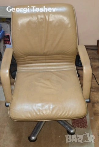 Продавам офис кожен стол люлеещ механизъм,кафяв цвят.