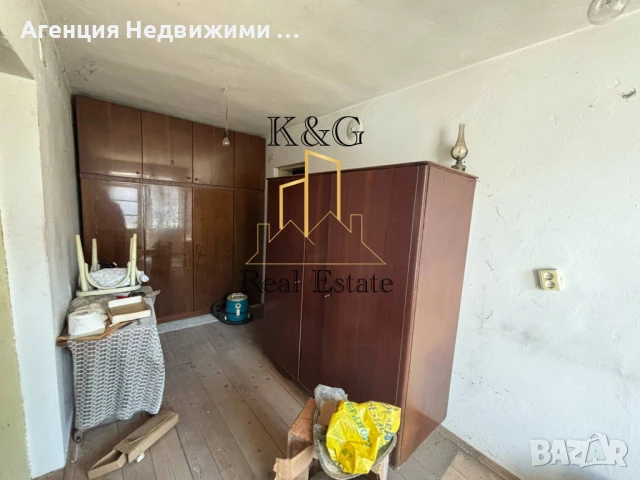 Триетажна тухлена на плоча къща в с. Стражец, снимка 2 - Къщи - 50458182