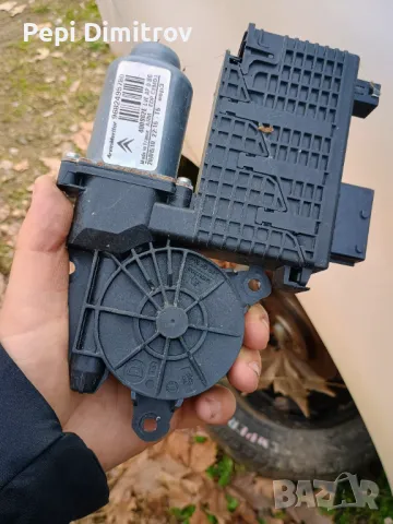 Citroën C4 Picasso Моторче за преден десен прозорец 9682495780 , снимка 2 - Части - 49300329