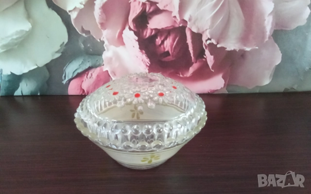 Старинна стъклена купичка с капак