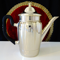 Посребрена кана,чайник,релеф. , снимка 1 - Антикварни и старинни предмети - 36400990
